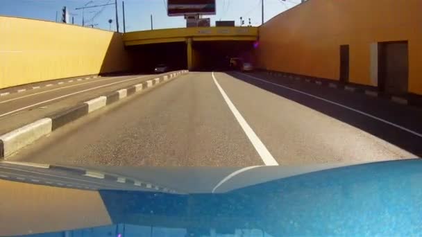 钢筋混凝土桥下的旅程 — 图库视频影像