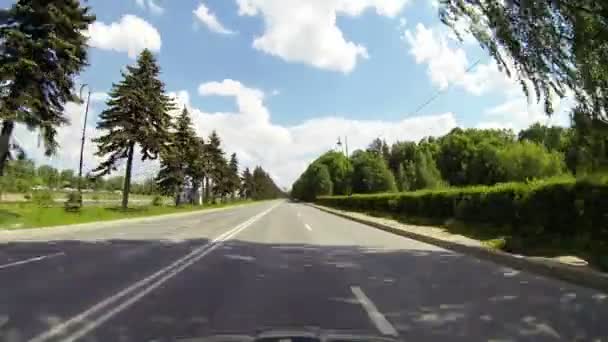 Conducir por una carretera fuera de la ciudad — Vídeo de stock