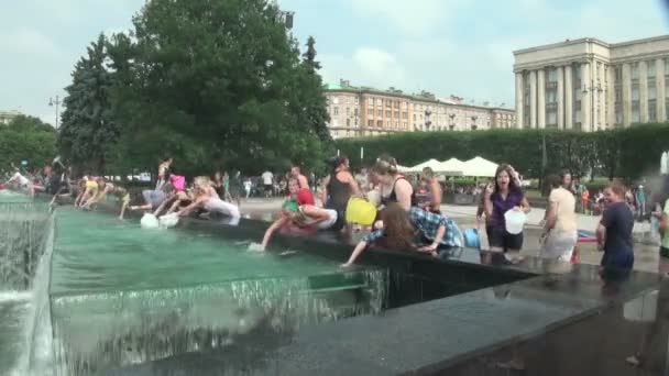 A crowd of people drenched in water — Stock Video