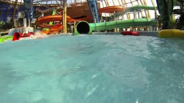 De waterglijbaan in het waterpark — Stockvideo