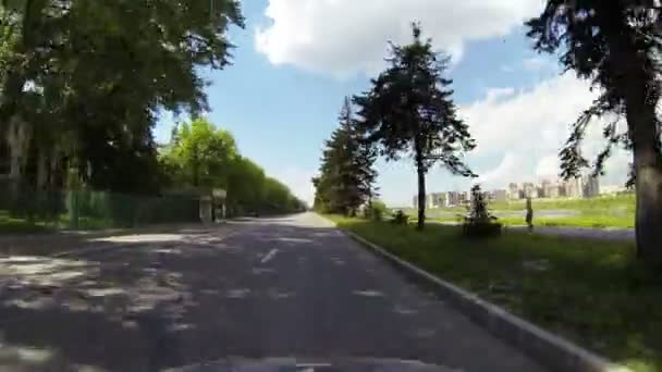 Fahren auf einer Autobahn außerhalb der Stadt — Stockvideo