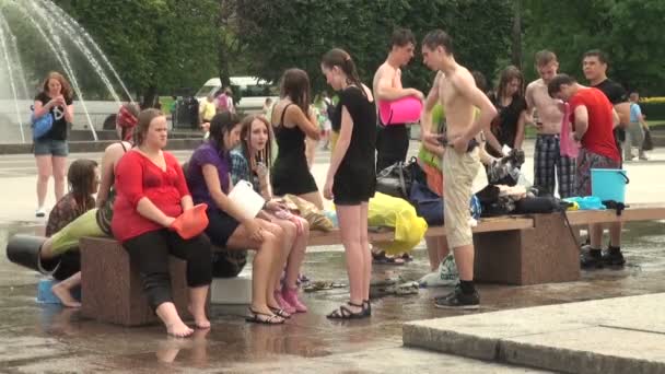 Multitud de jóvenes con camisetas mojadas — Vídeo de stock