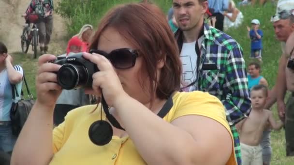 Une femme robuste avec une caméra — Video
