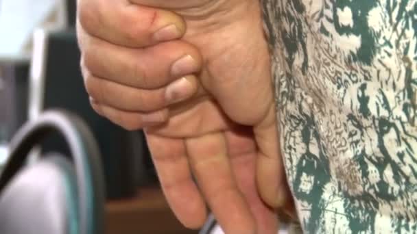 Мужские руки сложены сзади — стоковое видео