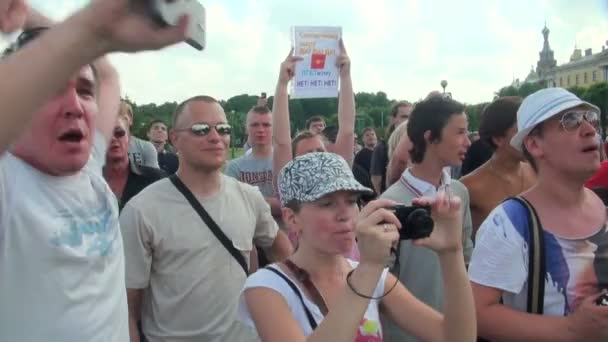 Tegenstanders van homoseksuelen en lesbiennes in de rally — Stockvideo