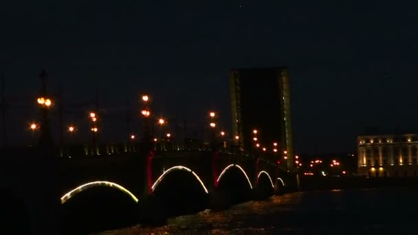 Троицкий мост ночью, Санкт-Петербург, Россия — стоковое видео