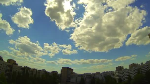 Летающие облака — стоковое видео