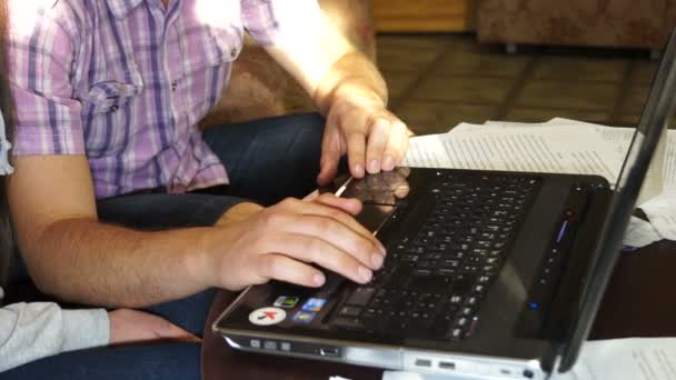 Les mains des hommes sur le clavier — Video