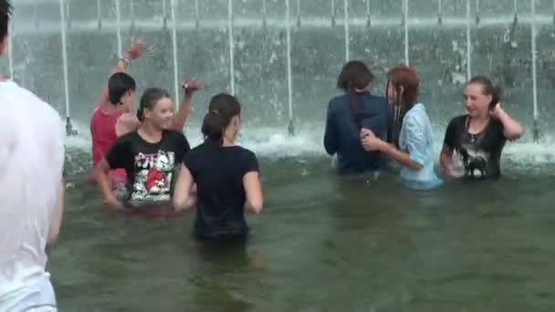 Een menigte van mensen gedrenkt in water — Stockvideo