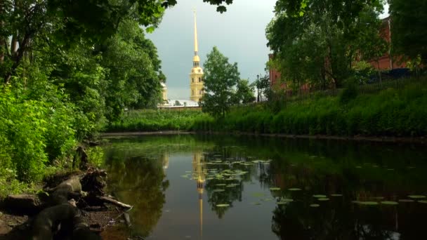 Peter and Paul fortress. The reflection in the water — Stock Video