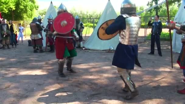 Битва на мечах средневековых воинов — стоковое видео