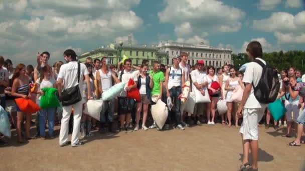 A crowd of people fighting pillows — Stock Video