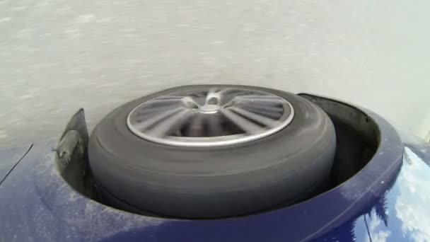Автомобільне колесо на асфальті — стокове відео