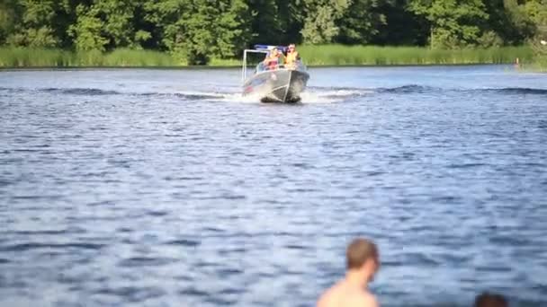 救助者、川に浮かぶボート — ストック動画