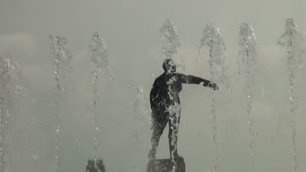 Fountain with the statue of Lenin — Stock Video