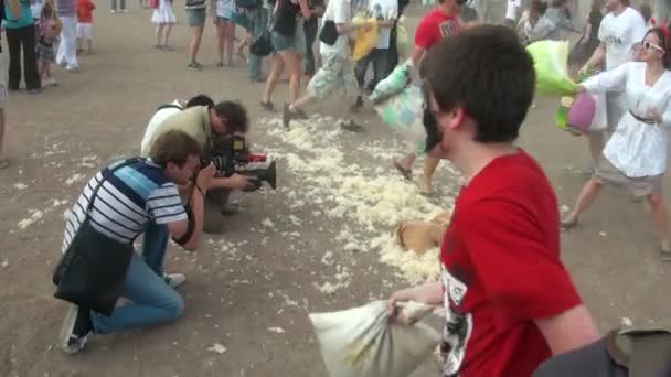 A crowd of people fighting pillows — Stock Video