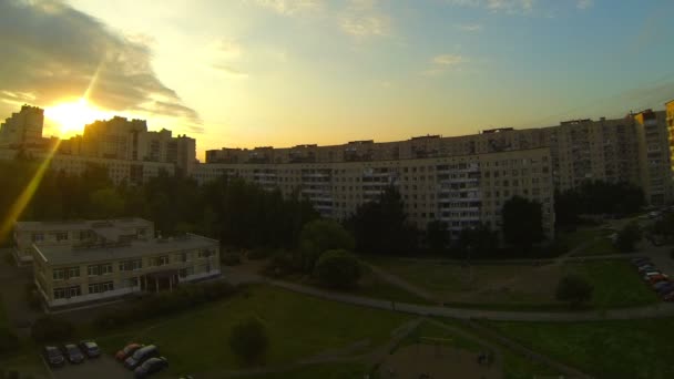 Sonnenuntergang in der Stadt — Stockvideo