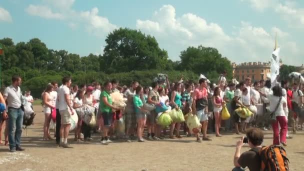 Una multitud de personas luchando contra almohadas — Vídeo de stock