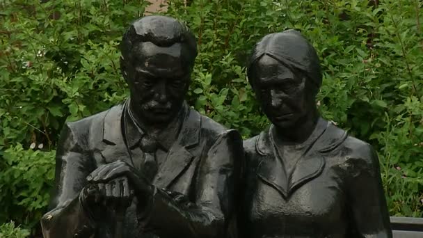 Sculpture d'un homme et d'une femme sur le banc — Video