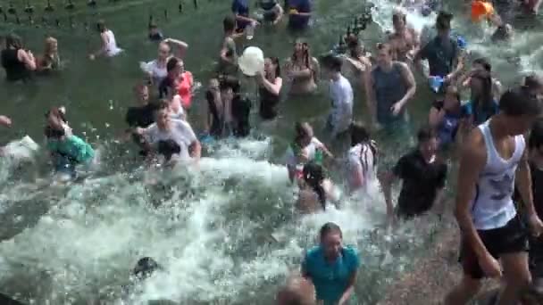 Los jóvenes se bañan en la fuente — Vídeos de Stock