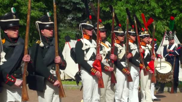 De Russische soldaten tijdens de oorlog met napoleon. 1812 jaar. historische reconstructie — Stockvideo