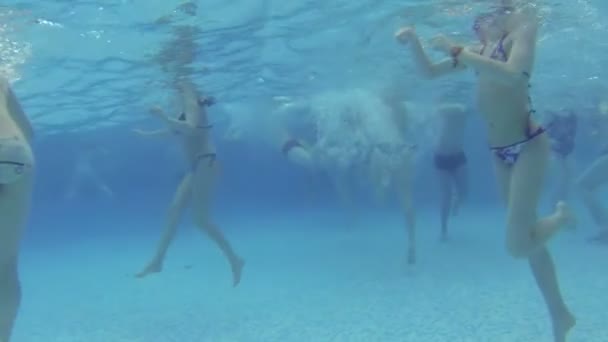 Mädchen badet im Wasserpark — Stockvideo