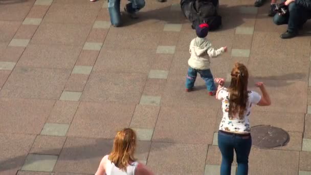 Kleine jongen dansen in de straat — Stockvideo