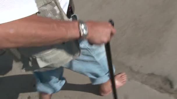 Los pies desnudos están en el asfalto — Vídeo de stock