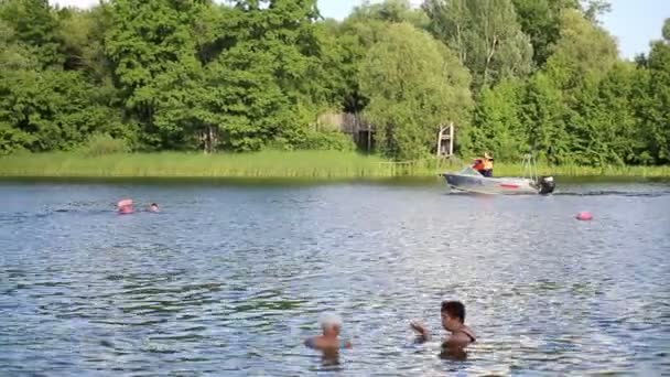 Bir nehirde yüzen kurtarma ekipleri ile tekne — Stok video