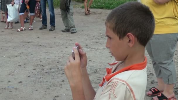 Chlapec se na mobilní telefon — Stock video