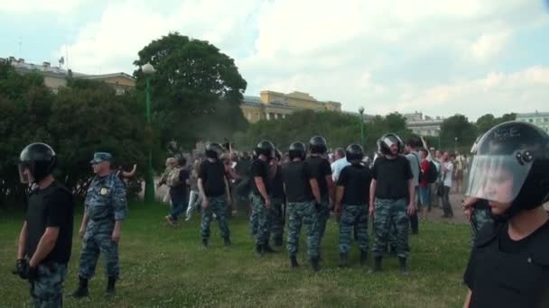 Полиция охраняет гомосексуалистов и лесбиянок — стоковое видео