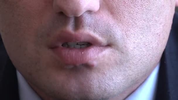 Homens de lábios — Vídeo de Stock