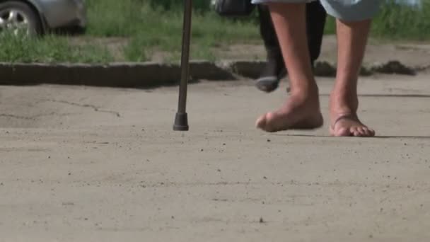 Los pies desnudos están en el asfalto — Vídeos de Stock