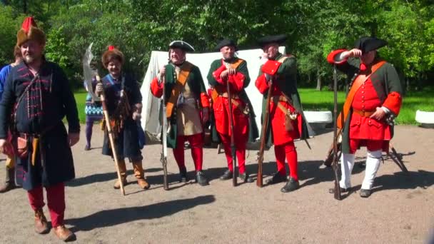 Scharfschützen mit Waffen auf der Lichtung — Stockvideo