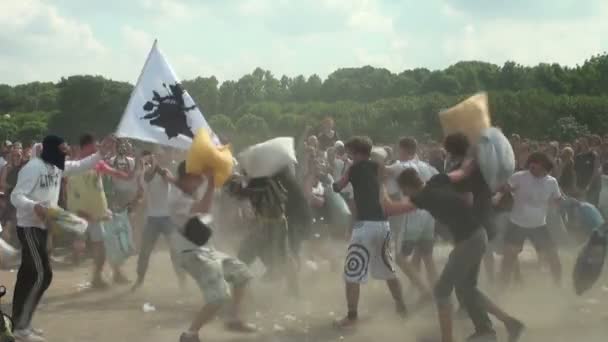 Une foule de gens qui combattent des oreillers — Video