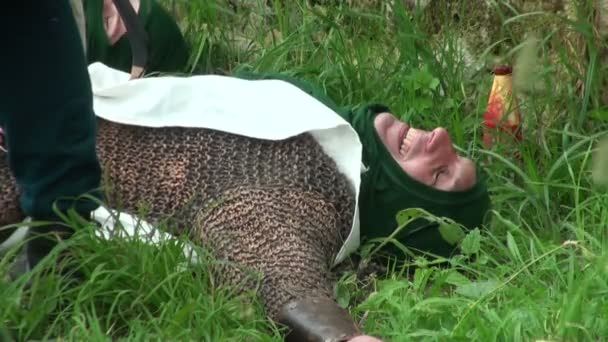 Krigare i chainmail liggande i gräset — Stockvideo