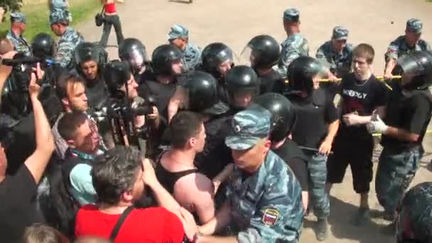 La policía dispersa a la gente en la manifestación — Vídeos de Stock