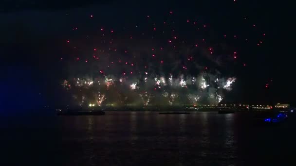 Fogos de artifício sobre o Neva em São Petersburgo — Vídeo de Stock