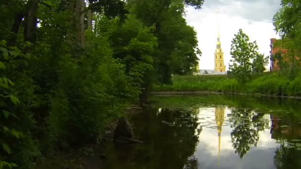 Петропавловская крепость. Отражение в воде — стоковое видео