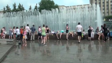 suda boğulmuş bir insan kalabalığı