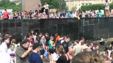 suda boğulmuş bir insan kalabalığı