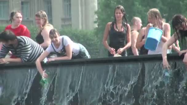 A crowd of people drenched in water — Stock Video