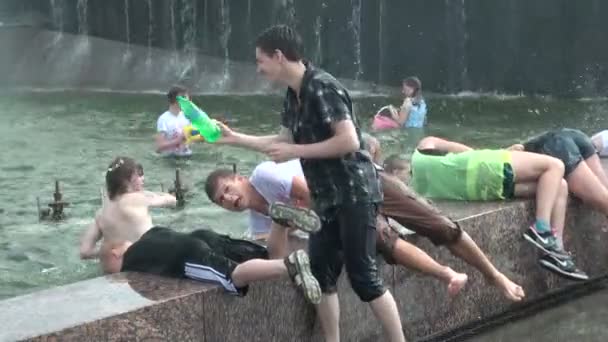 Een menigte van mensen gedrenkt in water — Stockvideo