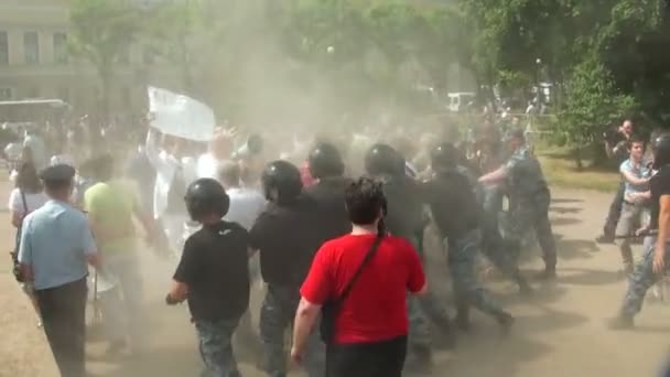 La policía dispersó a los gays y lesbianas — Vídeo de stock