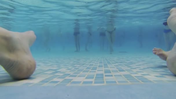 Menschen schwimmen im Wasserpark — Stockvideo