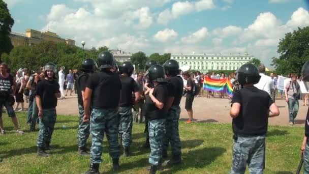 La policía custodiando a los homosexuales y lesbianas — Vídeo de stock