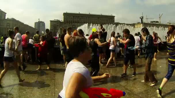 Una multitud de personas empapadas en agua — Vídeo de stock