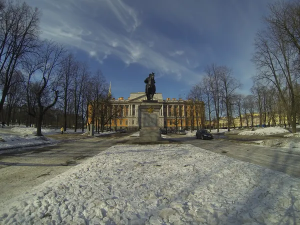 St. petersburg, Rusland, mikhaylovskiy ingenieur kasteel en monument aan koning peter ik grote — Stockfoto