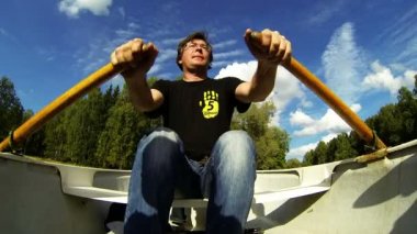 bir tekne kürek içinde adam