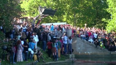 bir kepçe bir tırmık içinde oyuncak ördek